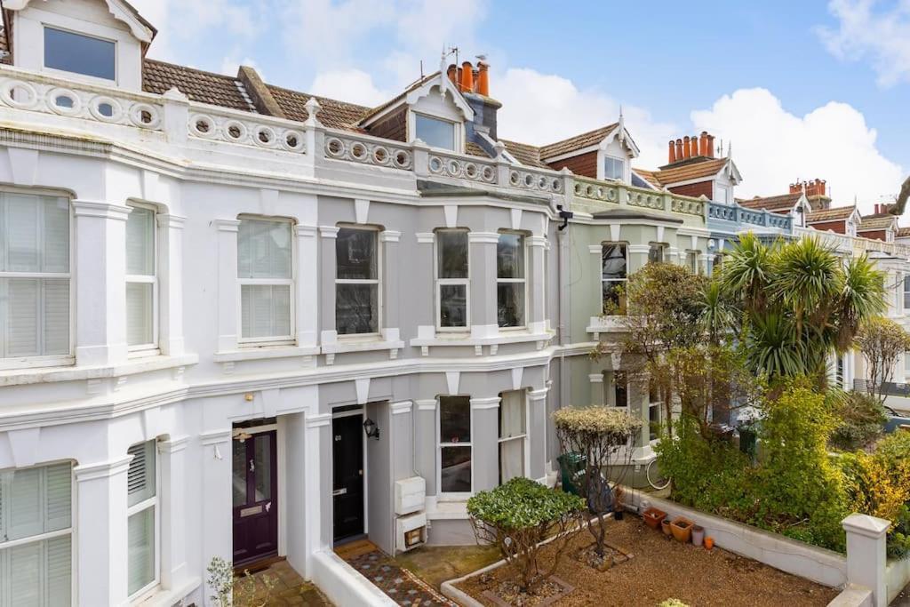 Charming 2 Bedroom Flat In With Free Parking *