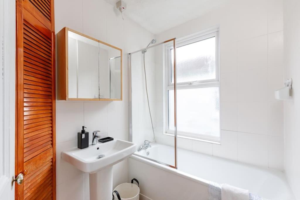 Apartment Charming 2 Bedroom Flat In With Free Parking